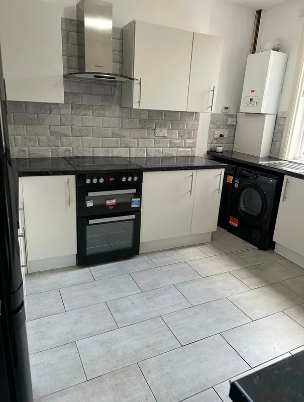 Manor Street NG2 4JP // 2 Spare Rooms Available Now - Thumbnail 1